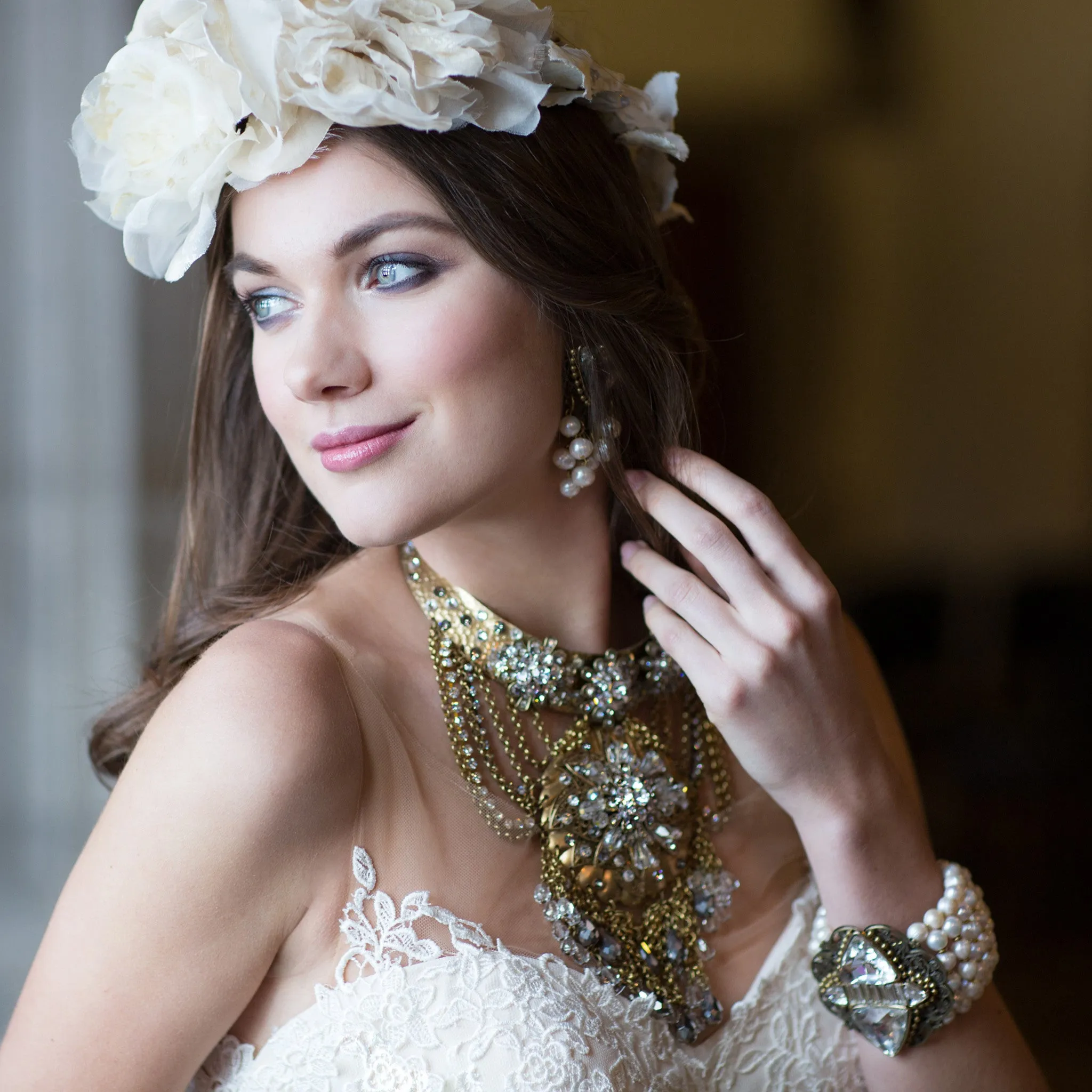 #1075n Gold Tone Choker/Bib "Statement" Necklace With Crystal & Rhinestone Detail