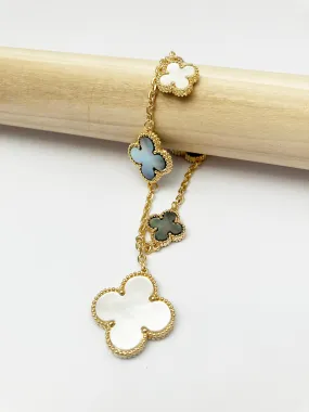 Mixed Mother of Pearl and Onyx Quatrefoil Motif Charm Bracelet in Gold